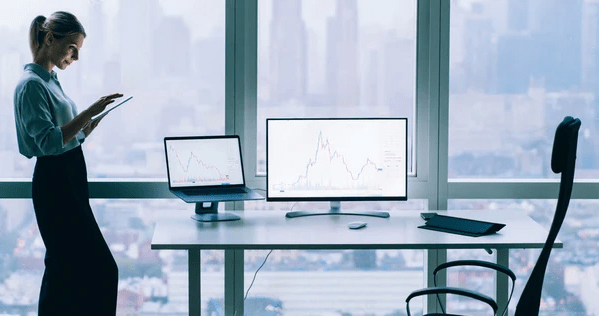 How long can a person stand and work at a standing desk? - Sunaofe