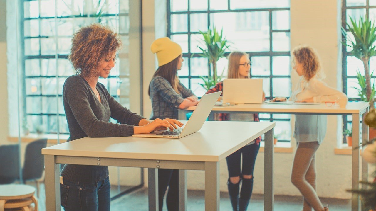 Top Six Reasons To Provide A Smart Standing Desk For Your Employees - Sunaofe