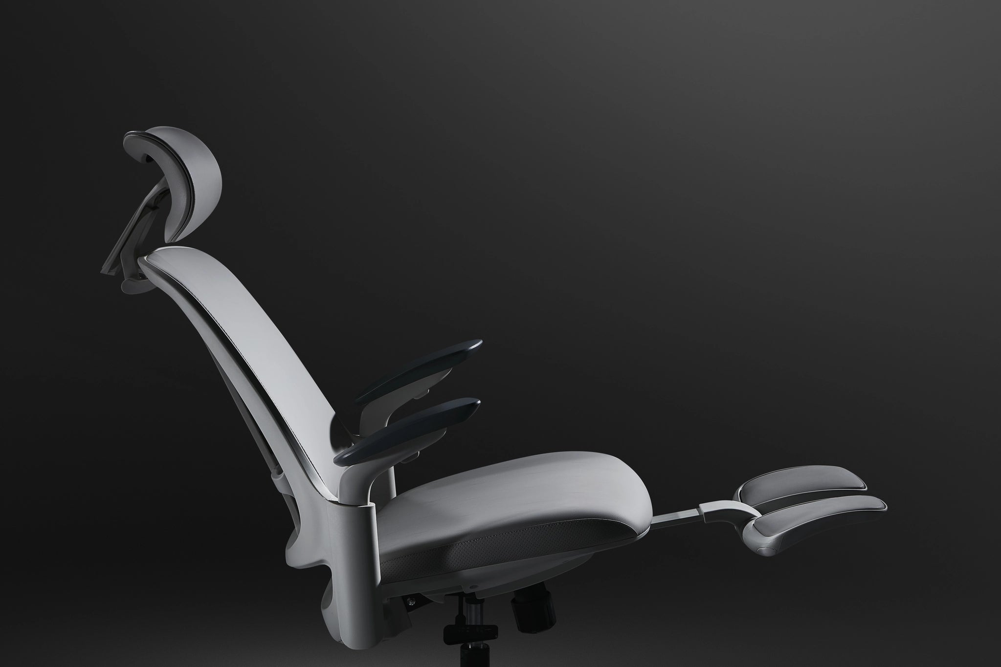 Sunaofe ergonomic office chair featuring an adjustable headrest and retractable footrest for maximum comfort.