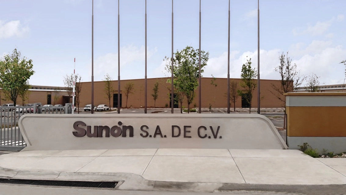 Exterior view of the Sunon S.A. DE C.V. factory building, showcasing the Sunaofe brand.